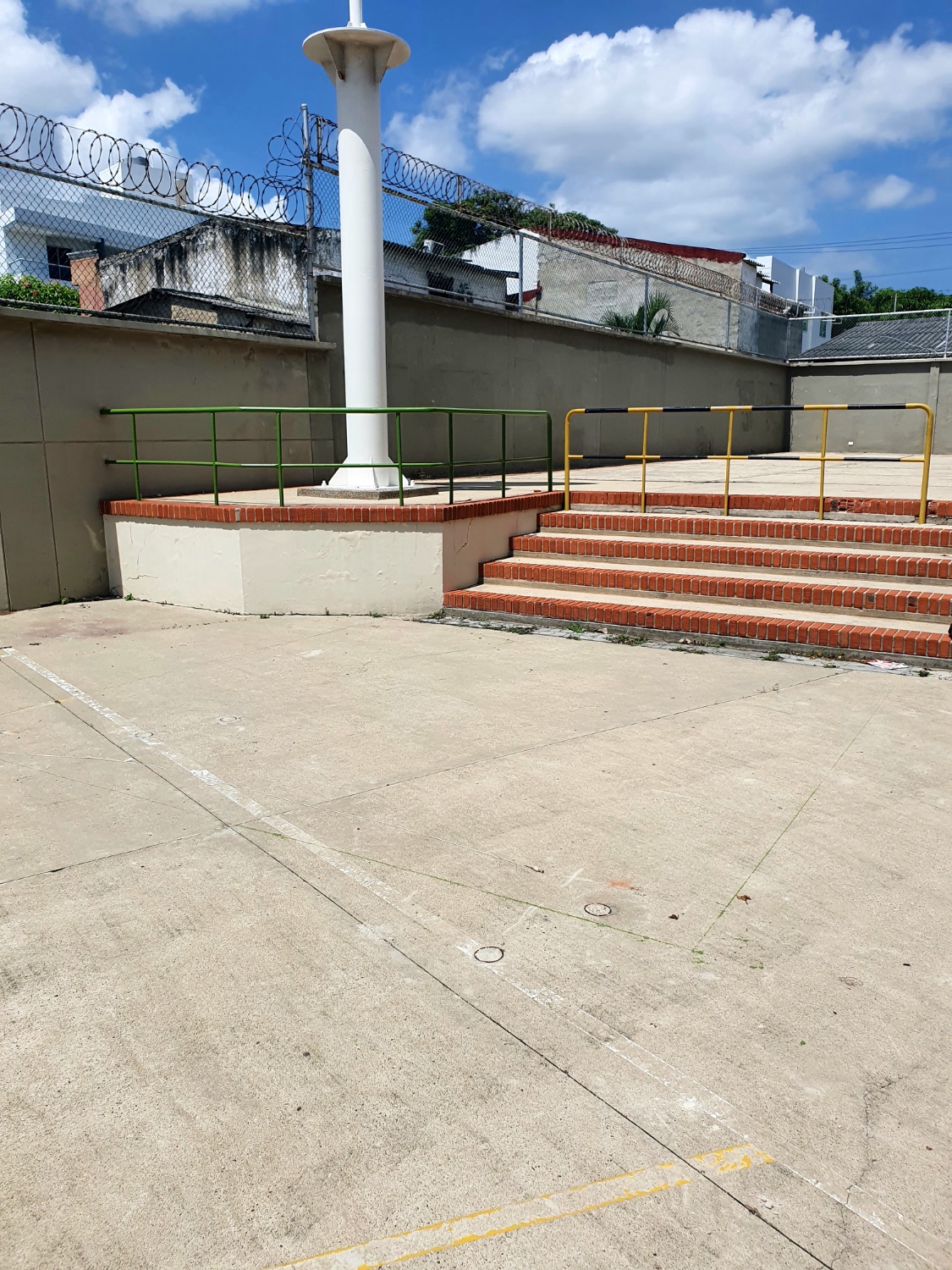 Antes — escaleras sin rampa